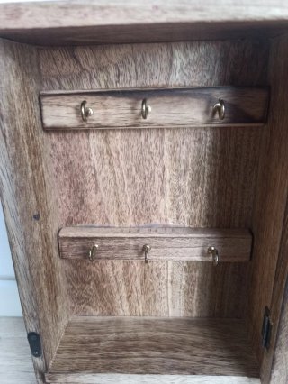 Caja de llaves de madera y metal