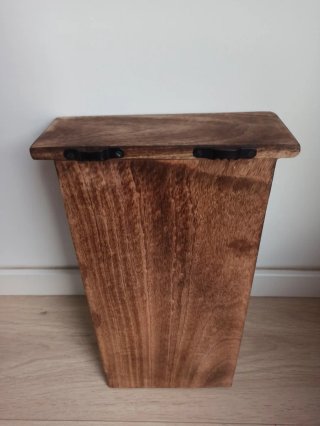 Caja de llaves de madera y metal