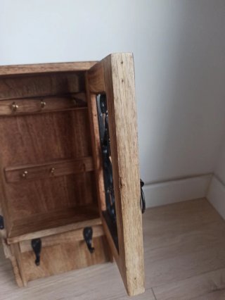 Caja de llaves de madera y metal