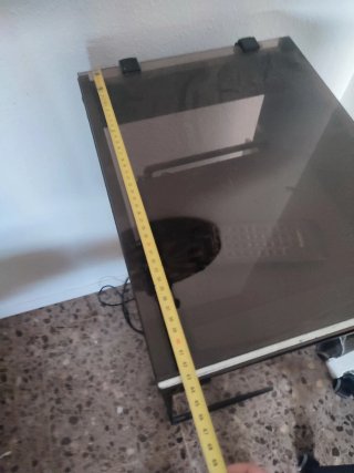 Cadena de música con altavoces y mueble