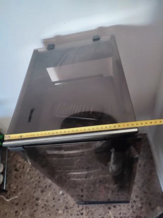 Cadena de música con altavoces y mueble