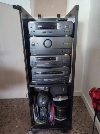 Cadena de música con altavoces y mueble