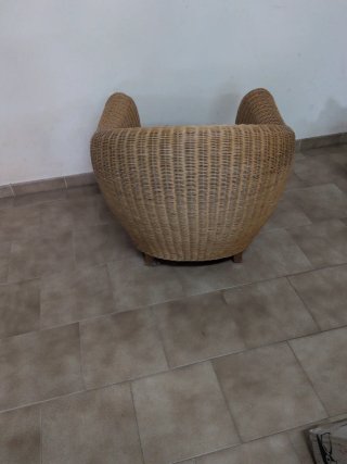 Sillón de mimbre con cojines
