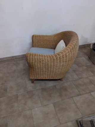 Sillón de mimbre con cojines