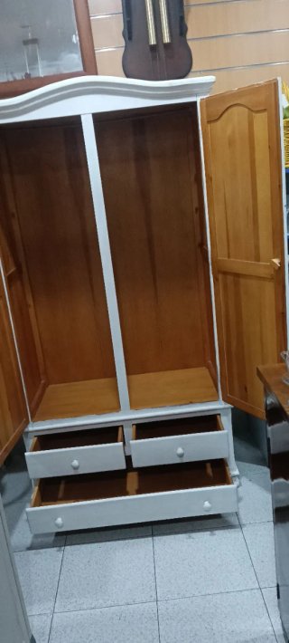 Armario de madera blanco con cajones