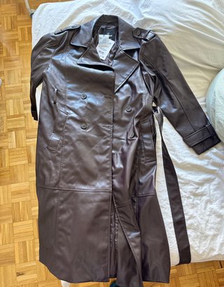 Gabardina efecto piel Pull and Bear Talla M
