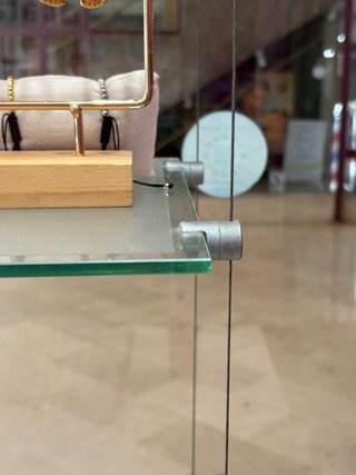 Mueble expositor con armarios y estantes