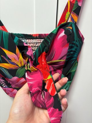 Top floreale con stampa tropicale