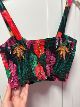 Top floreale con stampa tropicale