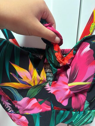 Top floreale con stampa tropicale