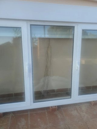 Ventana de aluminio blanca