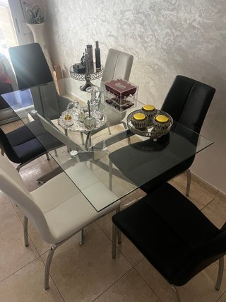 Mesa de comedor cristal y metal con sillas