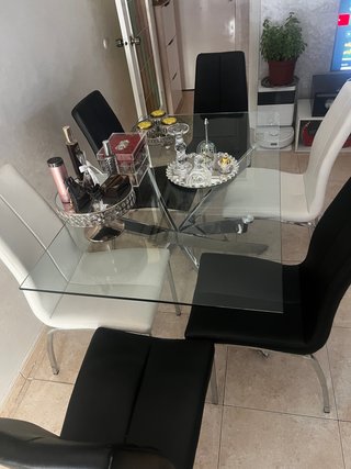 Mesa de comedor cristal y metal con sillas