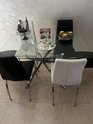 Mesa de comedor cristal y metal con sillas