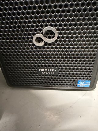 Servidor Fujitsu PRIMERGY TX100 S3