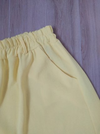Pantalón corto amarillo