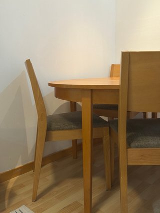 Mesa redonda madera con 4 sillas