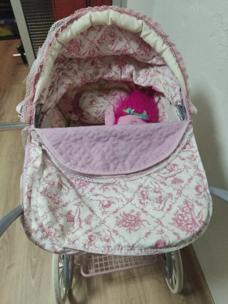 Carrito de bebé de juguete rosa