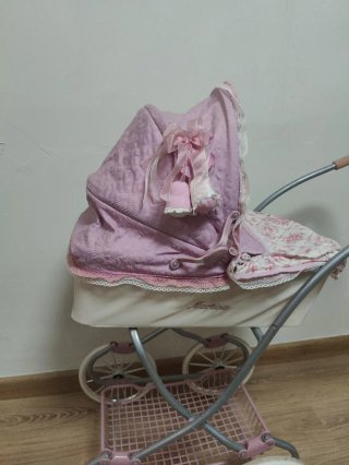 Carrito de bebé de juguete rosa