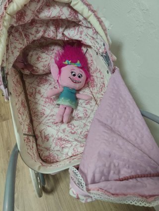 Carrito de bebé de juguete rosa