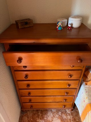 Cajonera de pino barnizado