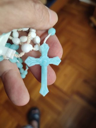 Rosario blanco y azul con cruces