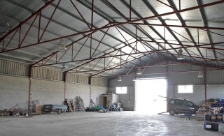 Se vende Nave agrícola  y plantación de olivo