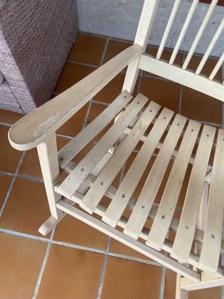Mecedora de madera color beige