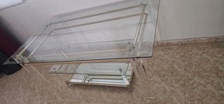 Mesa de cristal y metal dorada