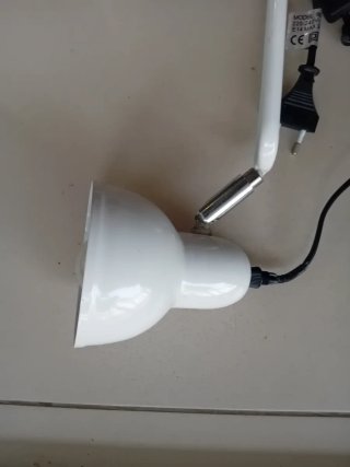 Lámpara de escritorio blanca
