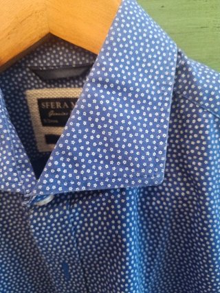 Camisa azul con estampado floral blanco