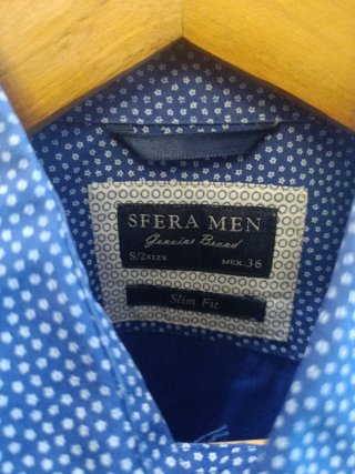 Camisa azul con estampado floral blanco