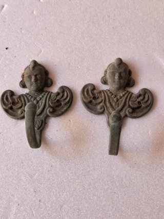 Antichi ganci decorativi in ottone wintage