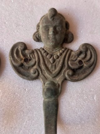 Antichi ganci decorativi in ottone wintage