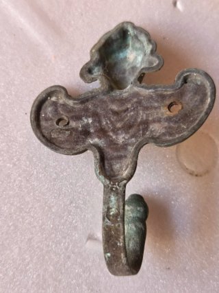 Antichi ganci decorativi in ottone wintage