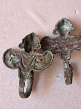Antichi ganci decorativi in ottone wintage