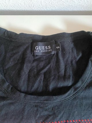 Camiseta Guess con diamantes