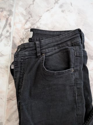 Pantalón vaquero cropped negro