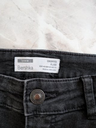 Pantalón vaquero cropped negro