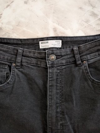 Pantalón vaquero cropped negro