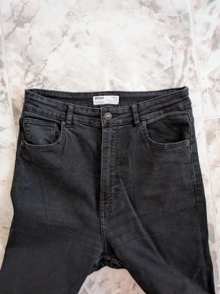 Pantalón vaquero cropped negro