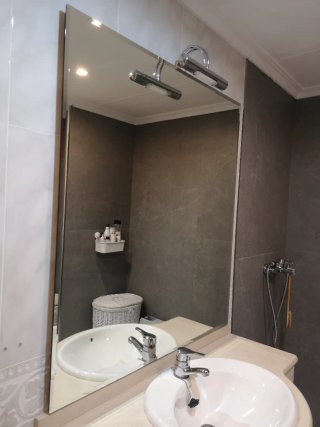 Mueble de baño con lavabo y espejo