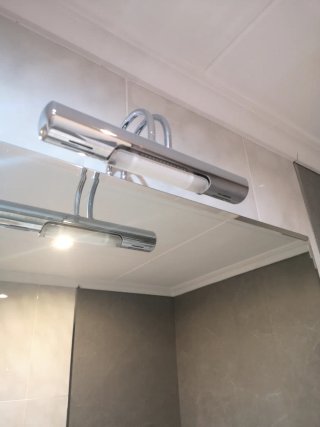 Mueble de baño con lavabo y espejo