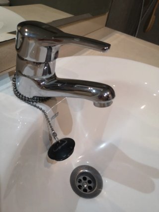 Mueble de baño con lavabo y espejo
