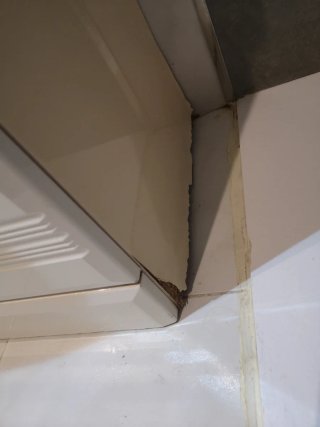 Mueble de baño con lavabo y espejo