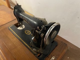 Máquina de coser Alfa antigua