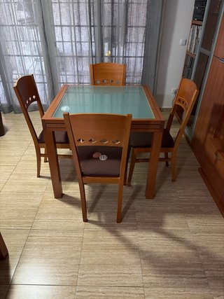 Mesa de comedor con 4 sillas