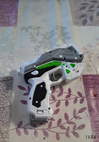 Pistola de juguete con luces y sonidos