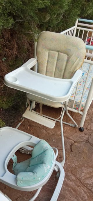 Cambiador de bebé con bañera y estantes