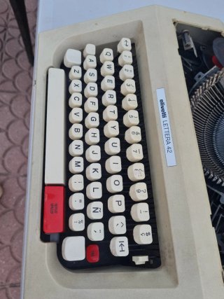 Máquina de escribir Olivetti Lettera 42 con tapa